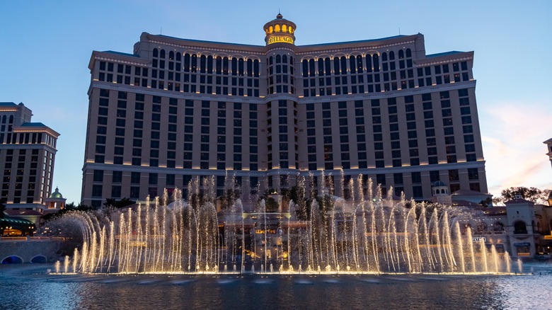 bellagio hotel exterior fountain