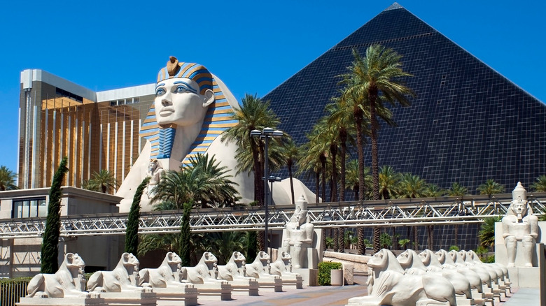 exterior luxor hotel building