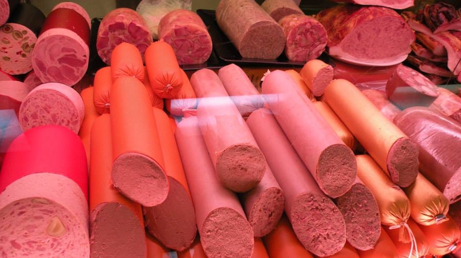 <a href="https://www.foodrepublic.com/1971594/hole-in-the-wall-edelweiss-restaurant-oregon-local/" target="_blank">The Hole-In-The-Wall Oregon Restaurant That Makes Exceptional Handmade Meats And Sausages</a>