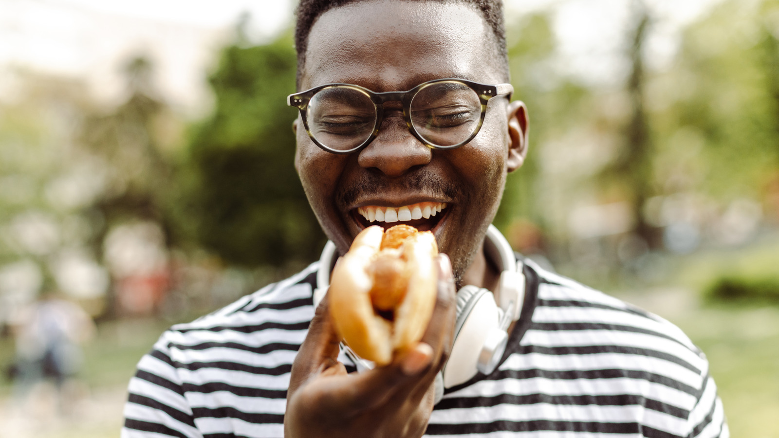 <a href="https://www.foodrepublic.com/1878812/hot-dog-bun-hack/" target="_blank">The Hot Dog Hack That Will Take Your Buns To The Next Level</a>