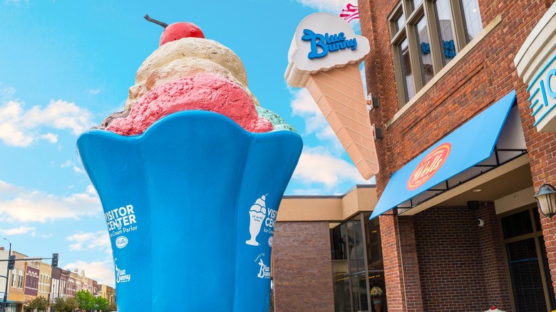 Outside of Wells Visitor Center and Ice Cream Parlor in Le Mars