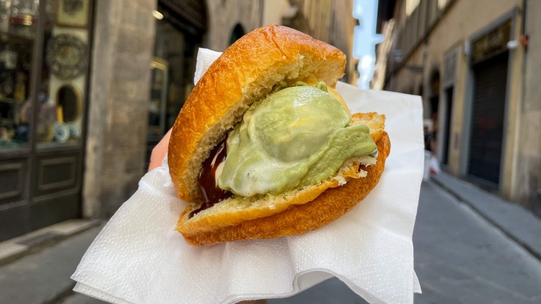 brioche con gelato in italy