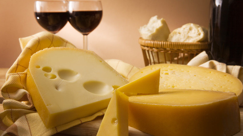 gouda cheese on cheese board with wine
