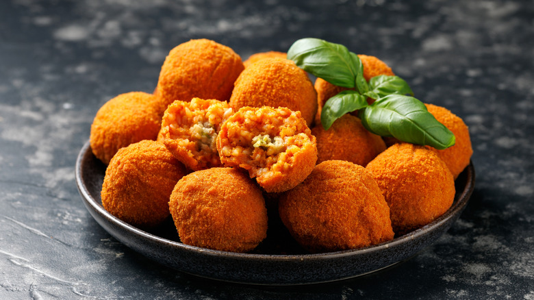 A bowl of arancini.