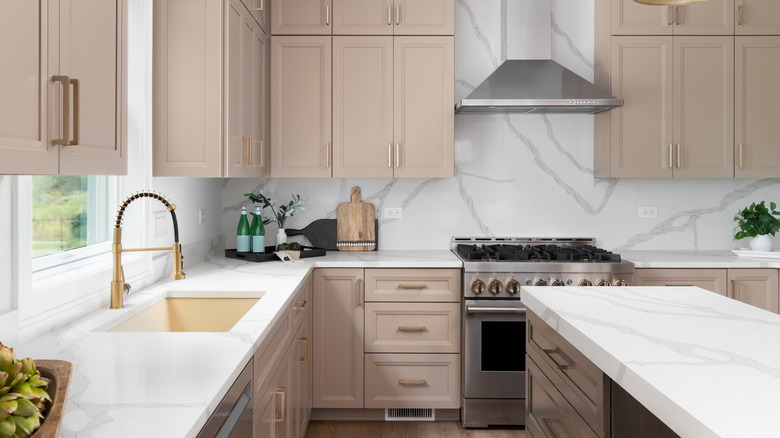 A tidy, modern kitchen