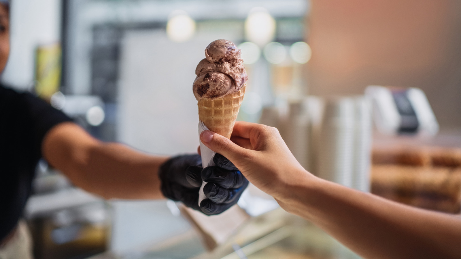 <a href="https://www.foodrepublic.com/2074710/bassetts-ice-cream-shop-philadelphia/" target="_blank">The Last Stand-Alone Location Of America’s Oldest Ice Cream Company Still Operates In Philadelphia</a>