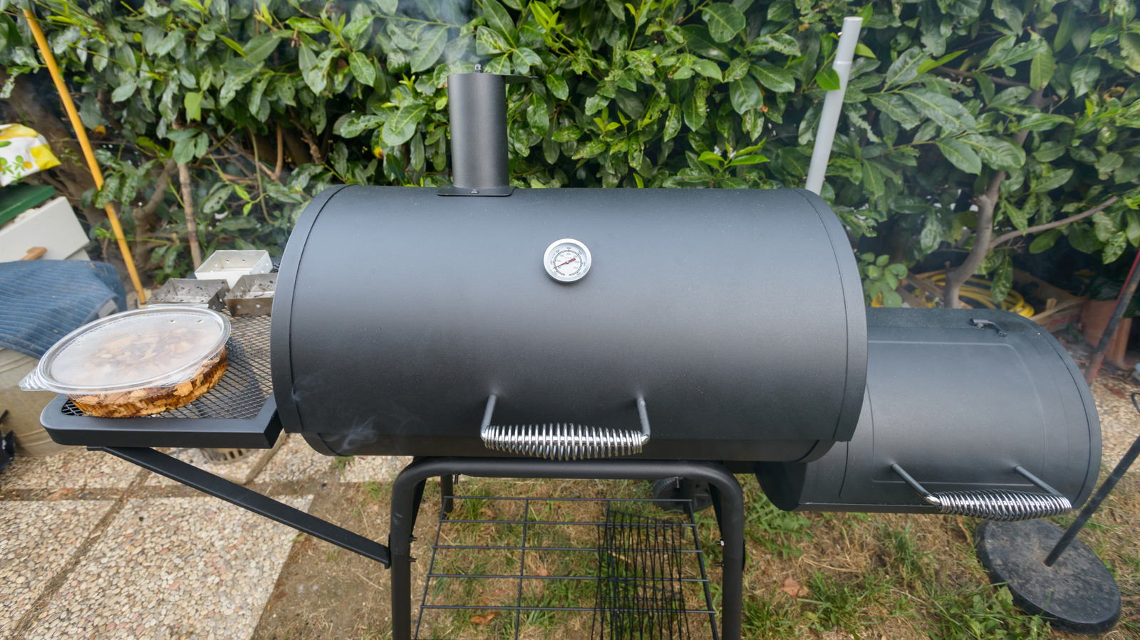 <a href="https://www.foodrepublic.com/2209064/cheap-bbq-smoker-flaw/" target="_blank">The Maddening Flaw Cheap BBQ Smokers Tend To Have</a>