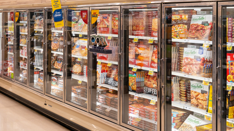 A store's frozen pizza aisle.
