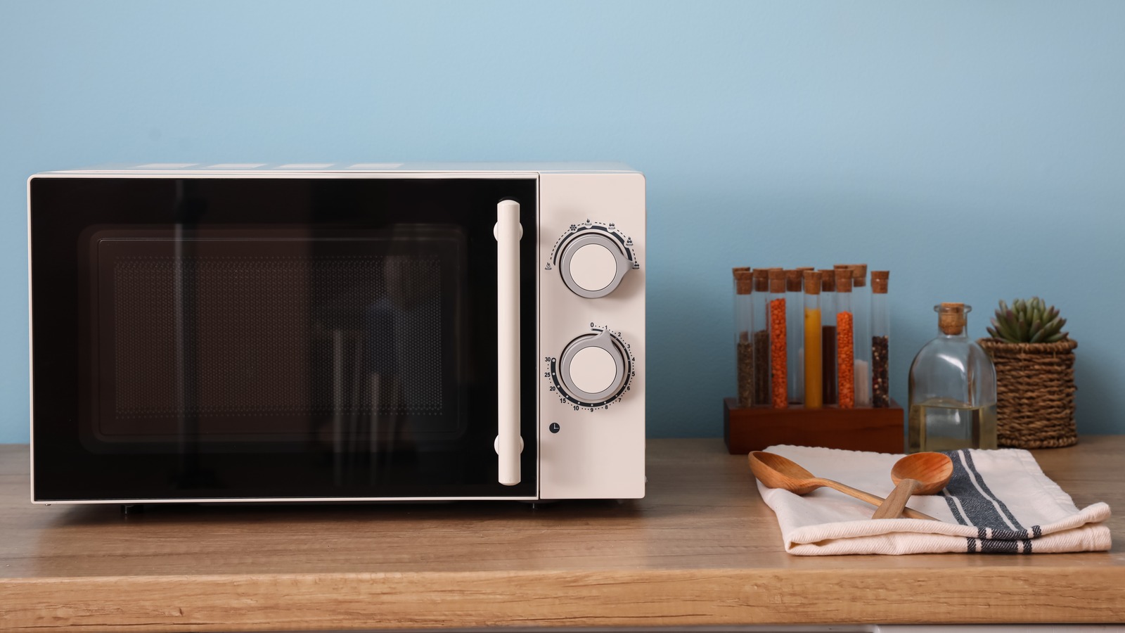The Mesh On Your Microwave Does A Lot More Than You Might Think