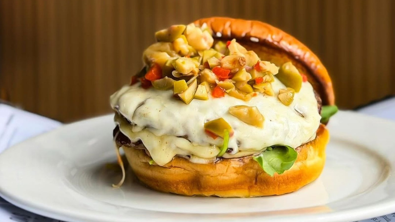 <a href="https://www.foodrepublic.com/2220525/michigan-mall-olive-burgers-mr-fables/" target="_blank">The Michigan Mall Chain That Was Known For Its Olive Burger</a>