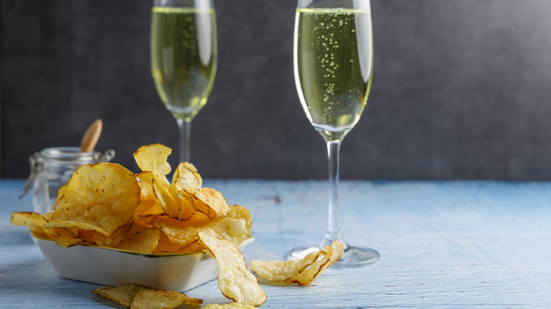 sparkling wine and potato chips 