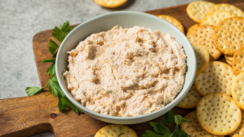 Crab dip paired with crackers