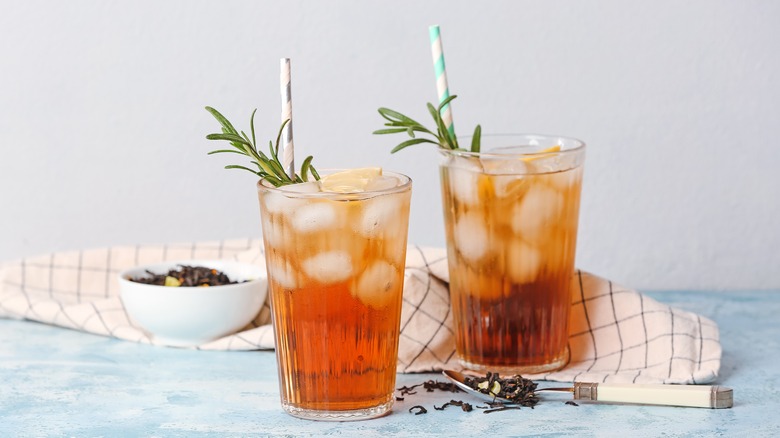 2 glasses of rosemary iced tea with straws
