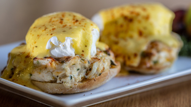 crab cake eggs benedict
