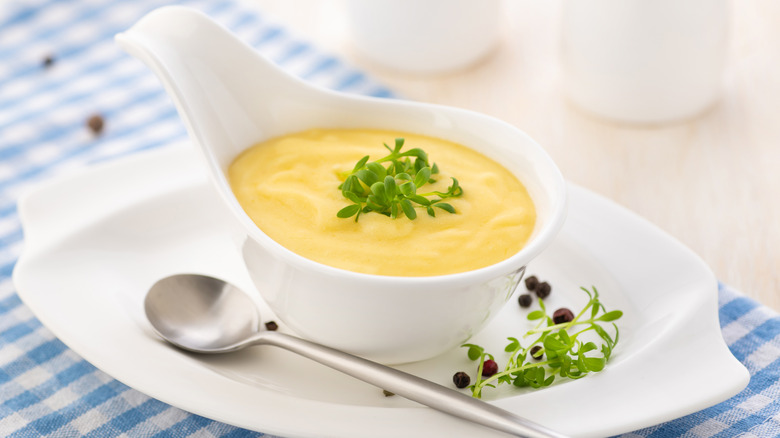 hollandaise sauce neatly sitting on gravy tray