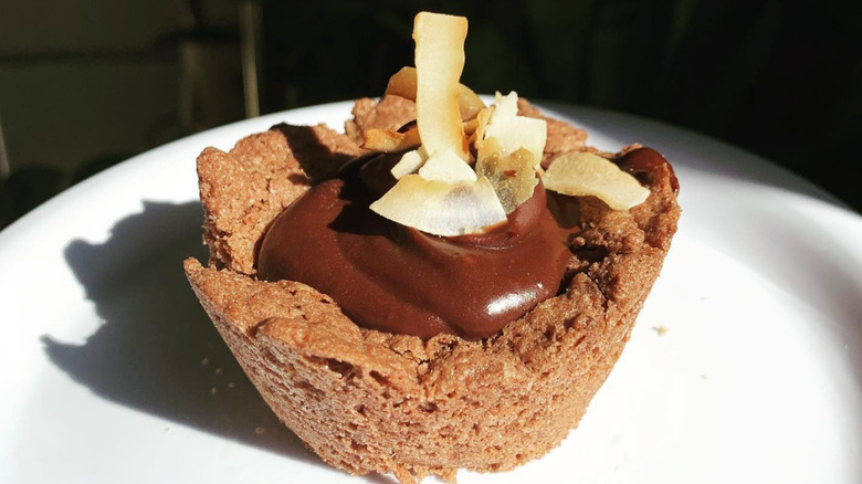 Cookie cup with chocolate and coconut