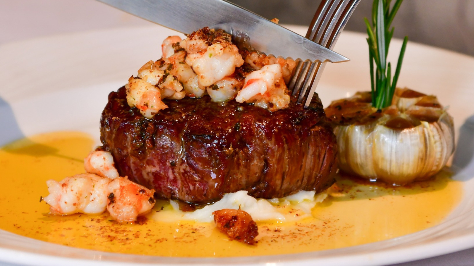 <a href="https://www.foodrepublic.com/1947303/new-york-local-steakhouse-ages-beef-35-days/" target="_blank">The New York-Based Steakhouse That Ages Its Beef For 35 Days</a>