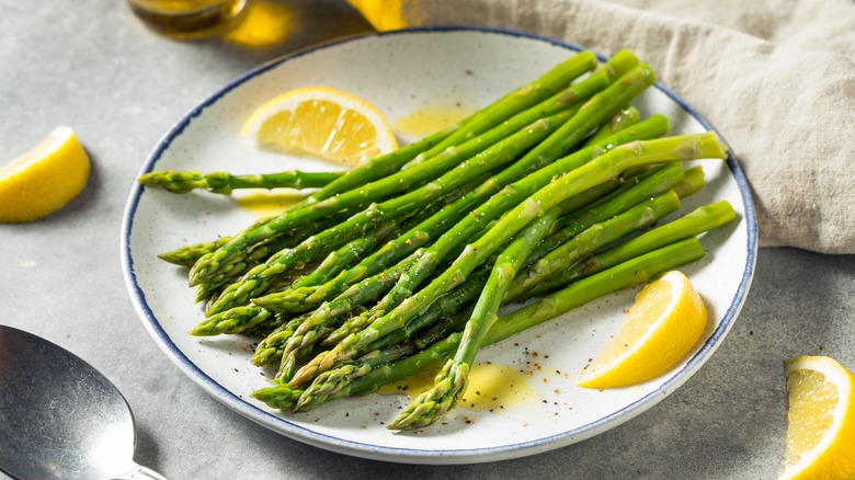 Plate of asparagus with lemon and olive oil