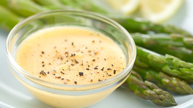 Fresh asparagus with hollandaise sauce to dip