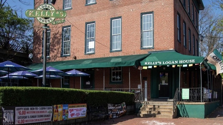 Entry and umbrella-covered patio of Kelly's Logan House