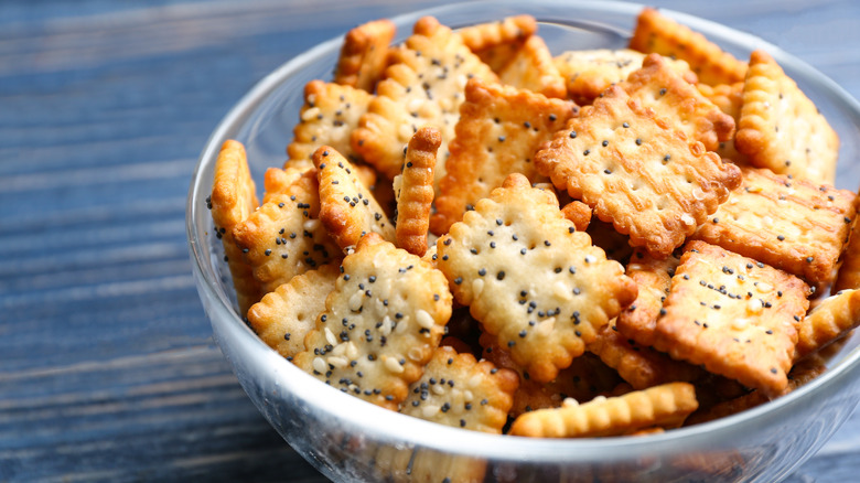 bowl of seasoned Saltine crackers