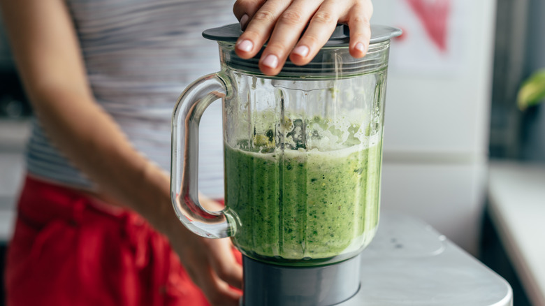 Blending green smoothie