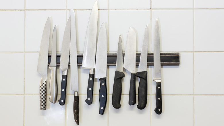 Magnetic knife bar