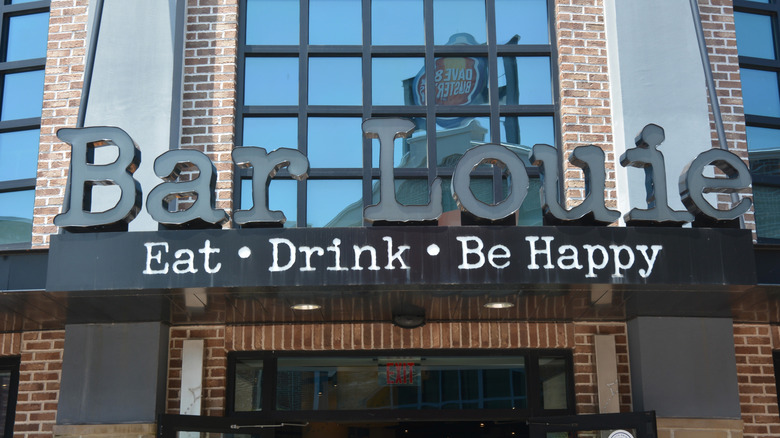 Exterior of a Bar Louie promoting guests eat, drink, and be happy