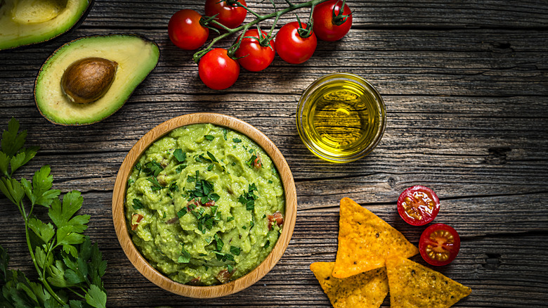 guacamole with its ingredients