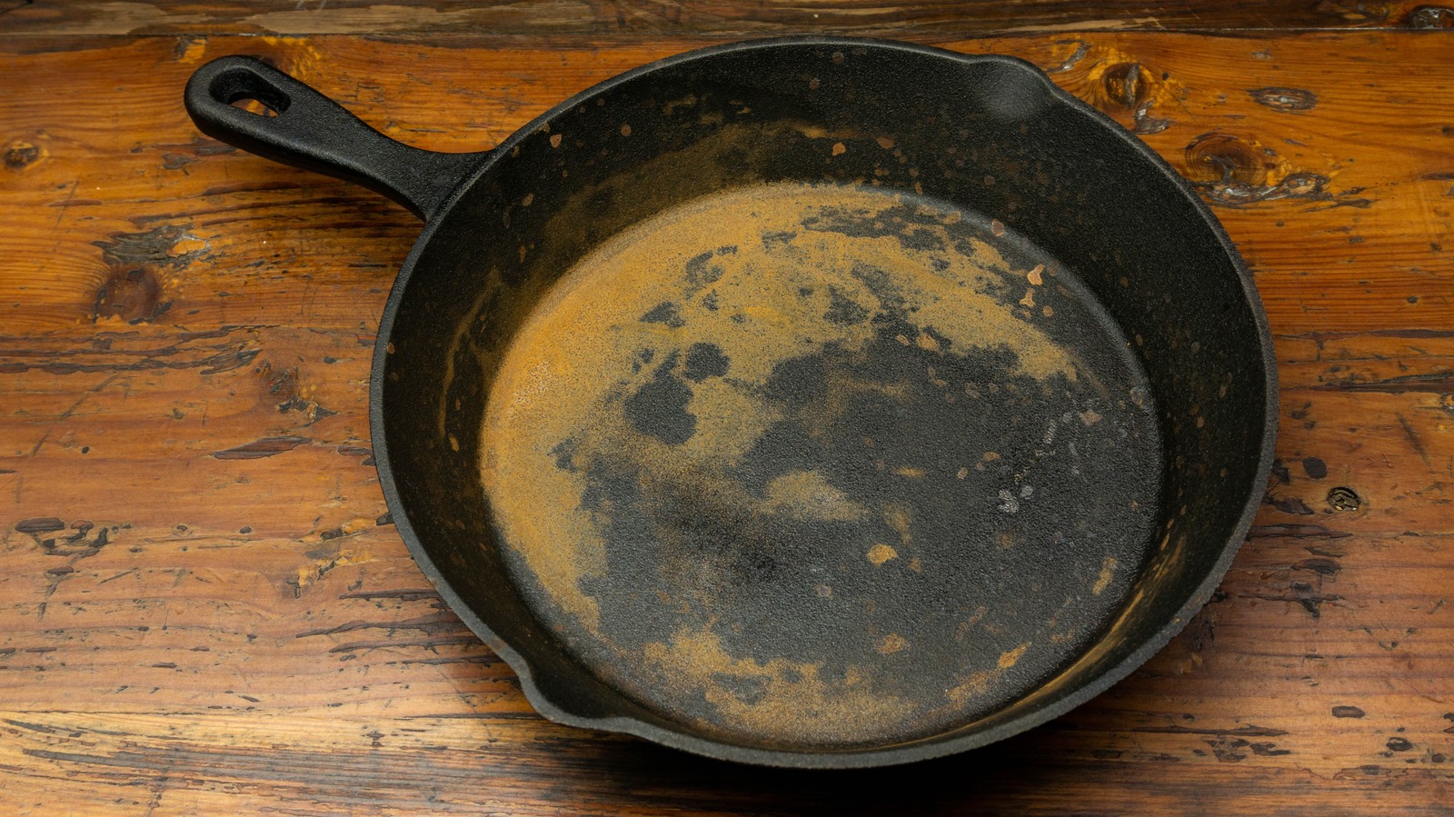 The Pantry Staple That Easily Cleans Rust From Cast Iron Skillets