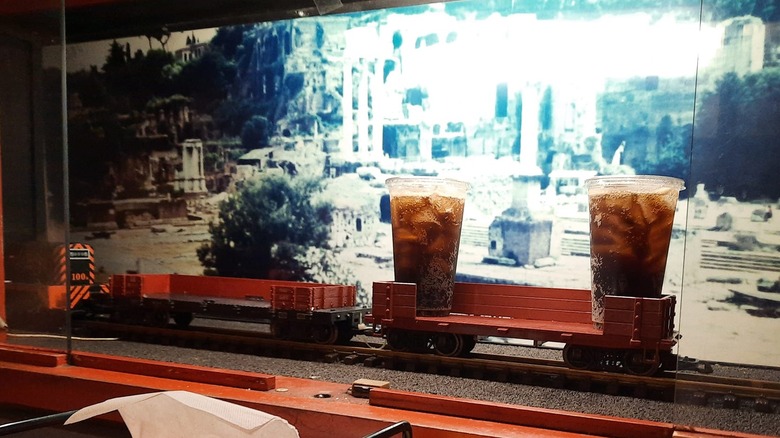 A tableside train delivers drinks in a Pizza King