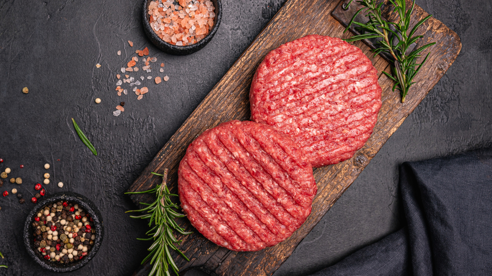 <a href="https://www.foodrepublic.com/1966517/perfect-shaped-burger-simple-affordable-hack/" target="_blank">The Plastic Food Takeout Item That Perfectly Shapes Burger Patties</a>