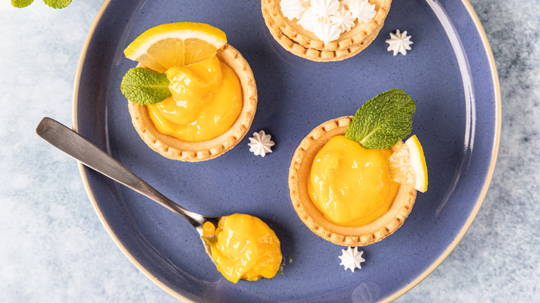 Lemon pudding cakes in tarts 