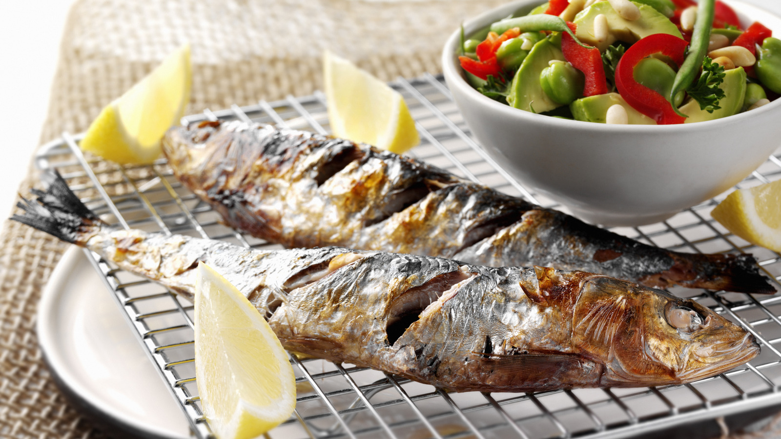 <a href="https://www.foodrepublic.com/1767461/step-dont-skip-grilled-fish/" target="_blank">The Prep Step You Shouldn’t Skip When Grilling Fish</a>