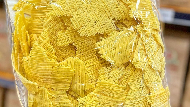 A bag of dried su filindeu