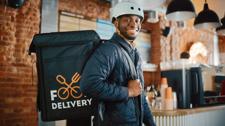 Person carries reusable delivery bag