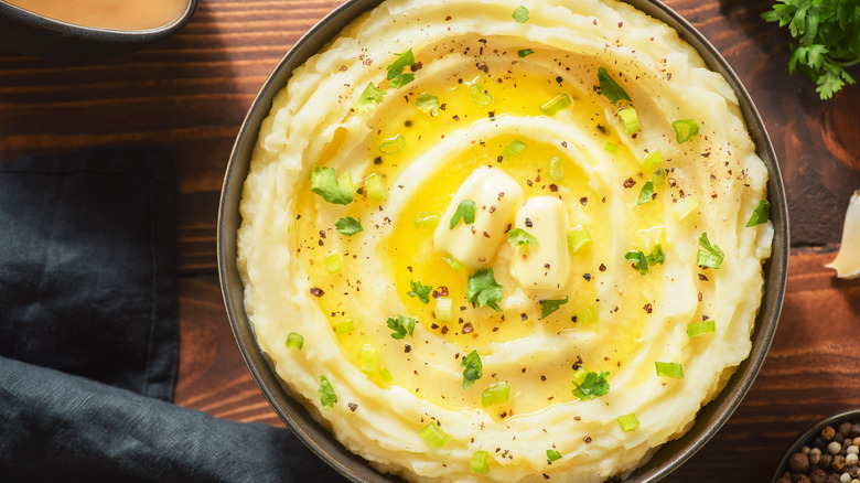 mashed potatoes with butter and chives