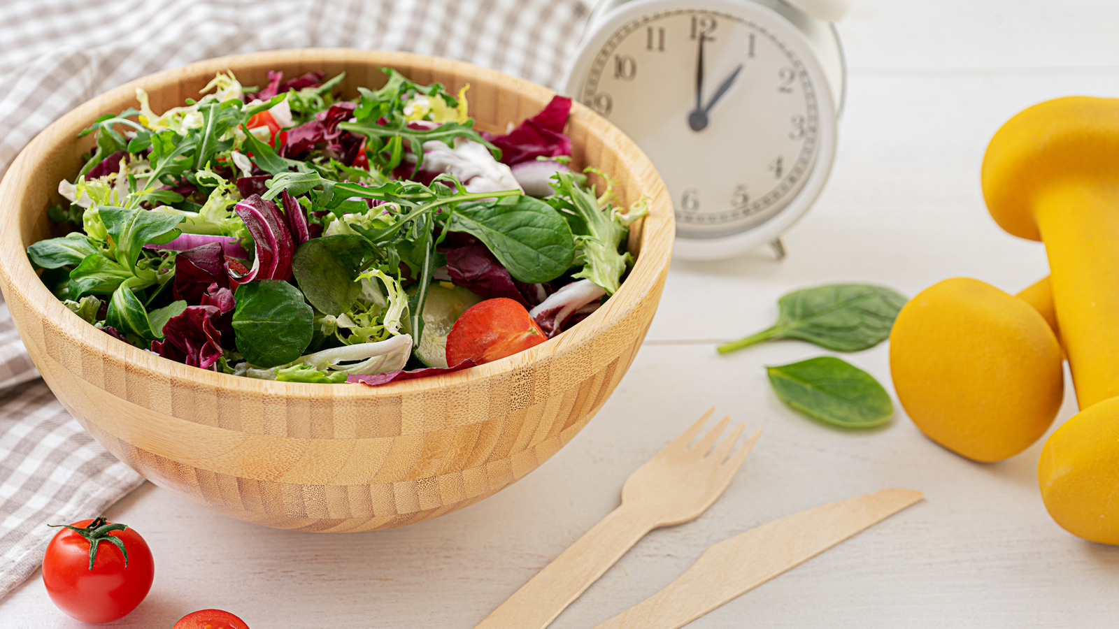 <a href="https://www.foodrepublic.com/1748281/history-american-wooden-salad-bowl/" target="_blank">The Safety Reason That Wooden Salad Bowls Went Out Of Style</a>
