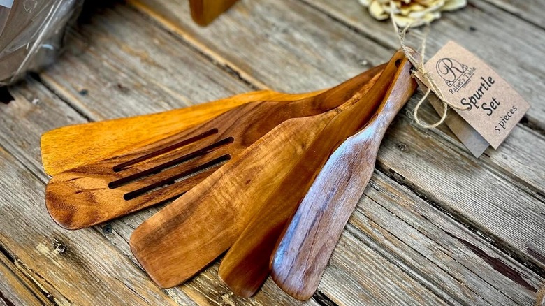 A set of spurdles sits on a rustic wooden table