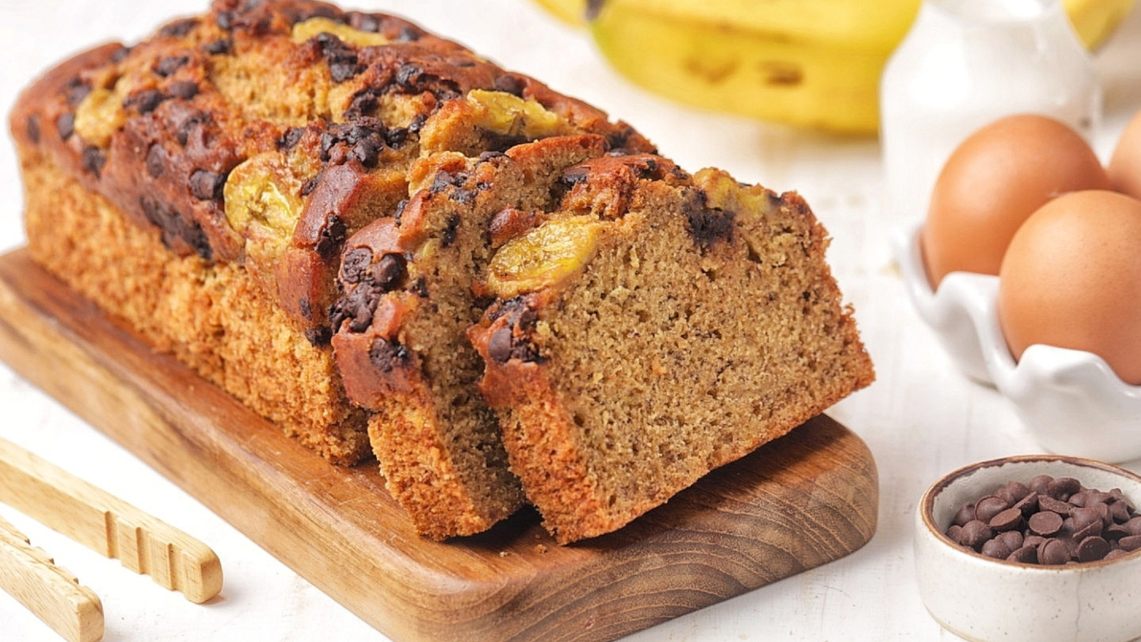 <a href="https://www.foodrepublic.com/1798892/secret-ingredient-moist-banana-bread/" target="_blank">The Secret Ingredient For Ultra-Moist Banana Bread</a>