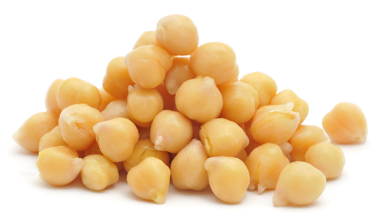 Serving of canned chickpeas