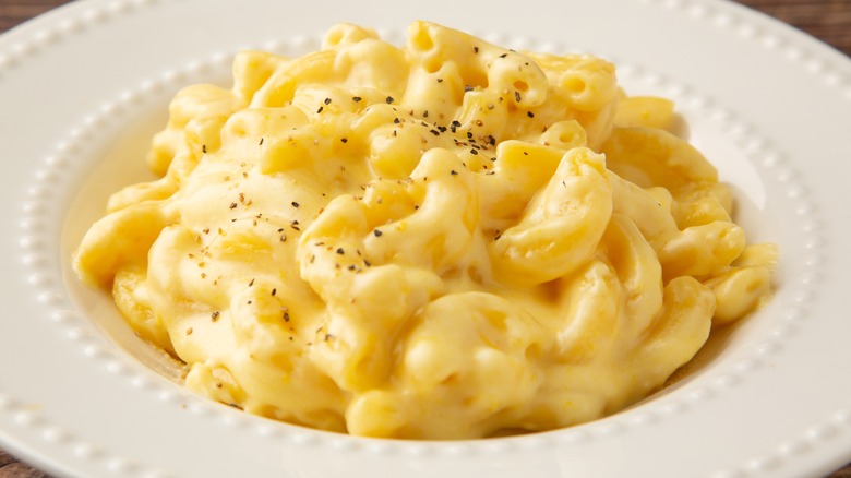 serving of creamy mac and cheese with pepper sprinkled on top