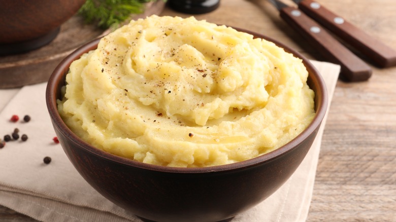 bowl of creamy mashed potatoes