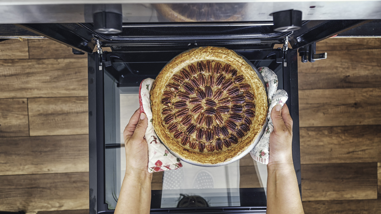 The Sheet Pan Trick To Keep Your Oven Clean While Baking Pie