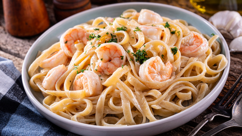 Fettuccine alfredo with shrimp