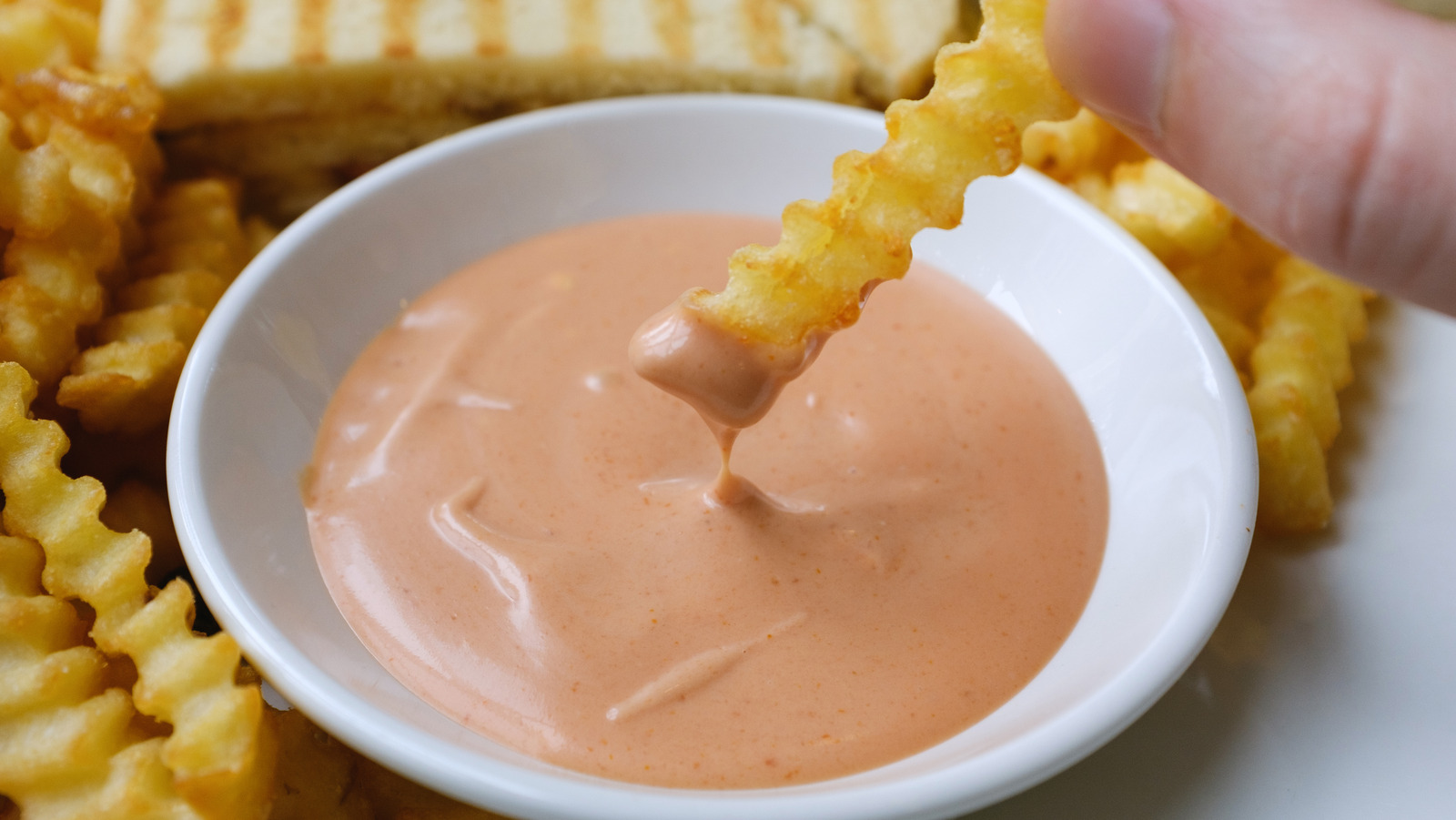 <a href="https://www.foodrepublic.com/1726923/utah-treasure-fry-sauce/" target="_blank">The Simple Sauce That’s A Utah Treasure</a>