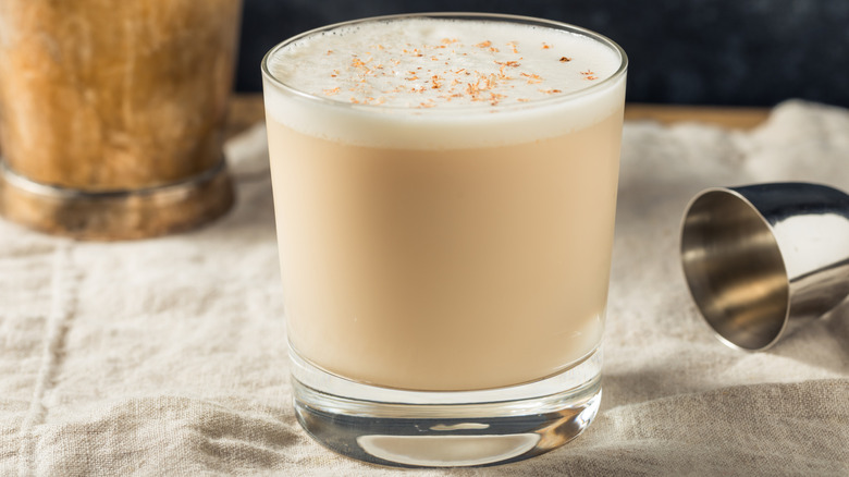 Boozy bourbon drink with grated nutmeg garnish.