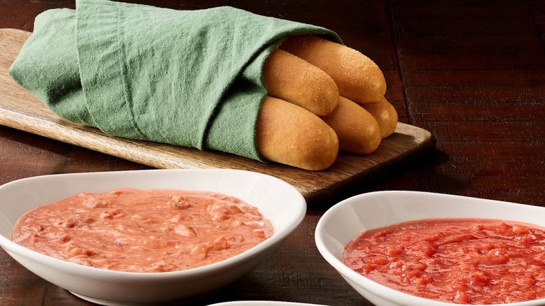 Olive Garden breadsticks and dipping sauces.