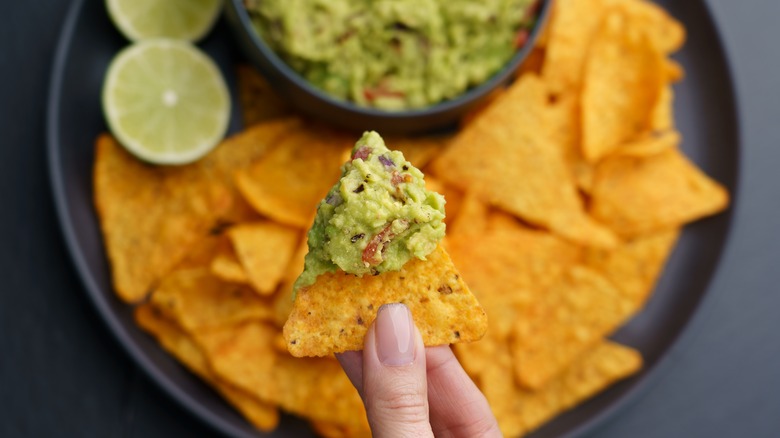 Hang holding chip with guacamole