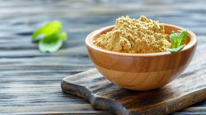 Bowl with mustard powder.